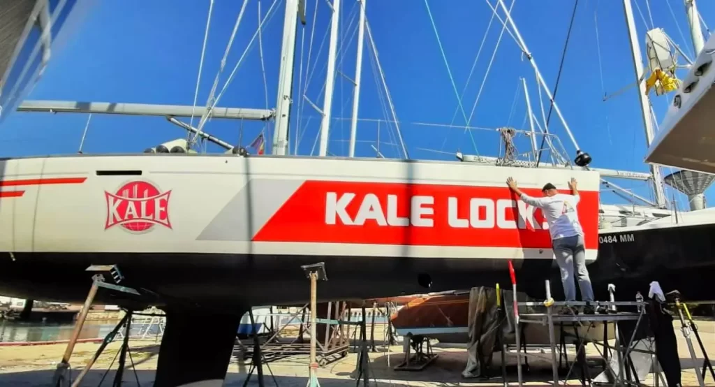 Colantare velier Minorca de catre TiparNonStop